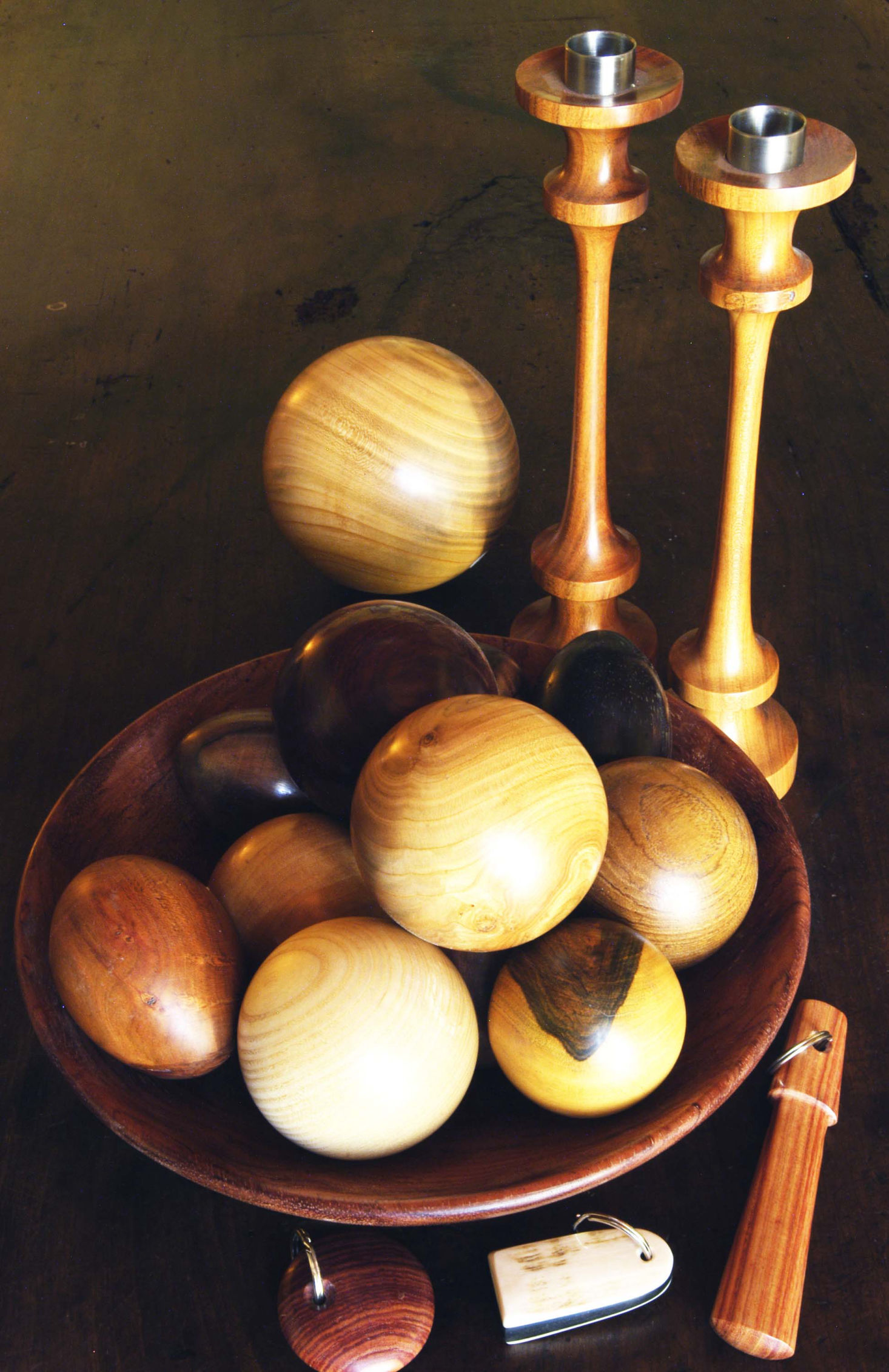 Kugeln, Schlüsselanhänger, Schalen und Kerzenständer aus Harthölzern zu kaufen